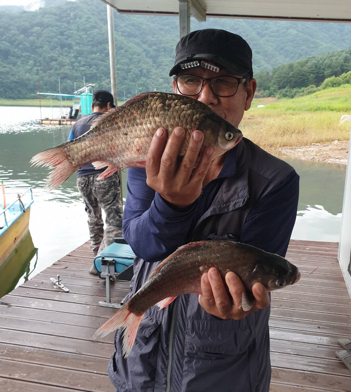 양구낚시 통신원속보 > 파로호 상무룡 이씨좌대 떡붕어포함 : 낚시사랑